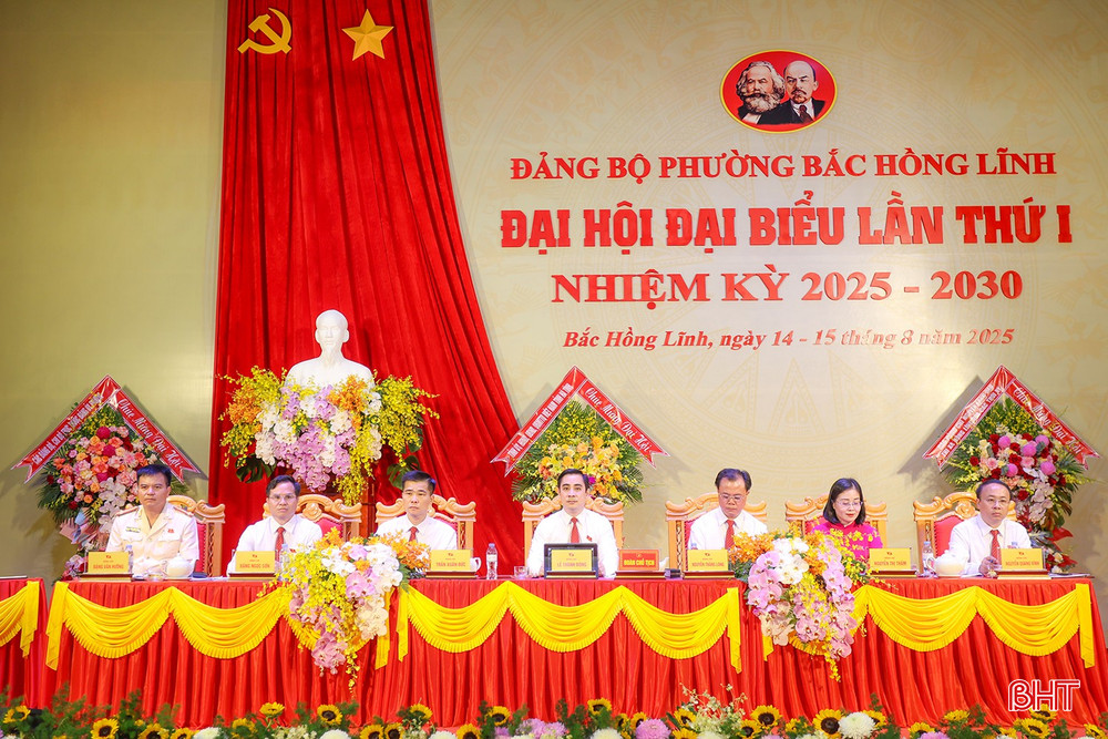 Đoàn chủ tịch điều hành đại hội. bqbht_br_aimg-8950.jpg