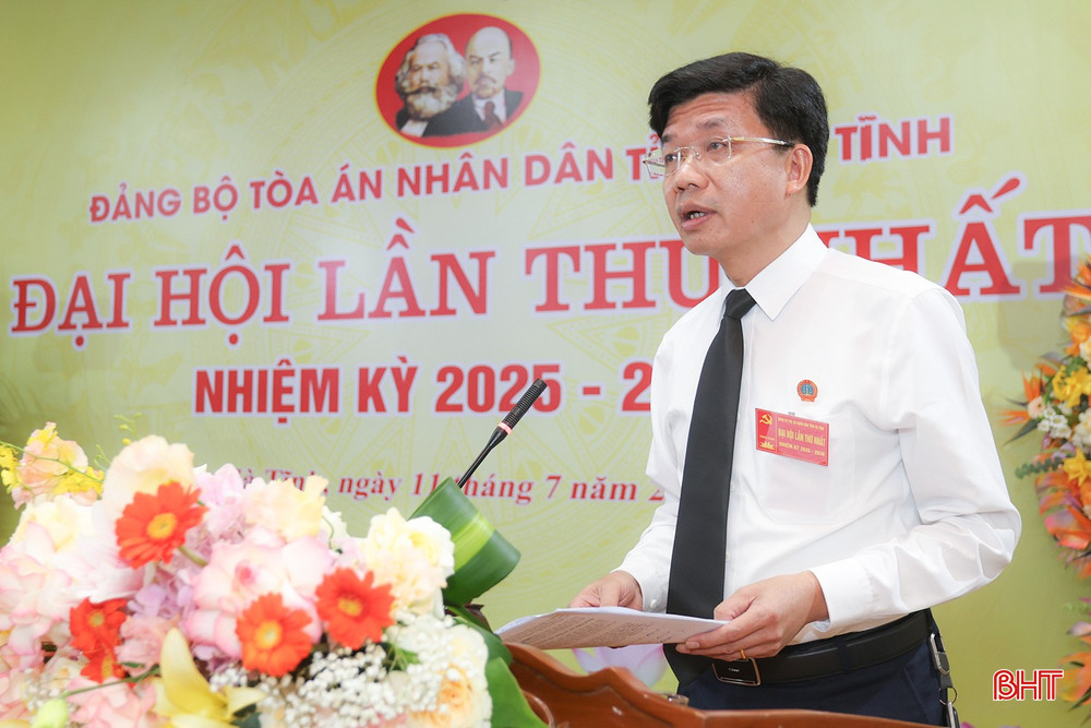 Đồng chí Bùi Văn Lam - Phó Bí thư Đảng ủy, Phó Chánh án Toà án nhân dân tỉnh trình bày dự thảo báo cáo chính trị trình đại hội. bqbht_br_aimg-0586.jpg