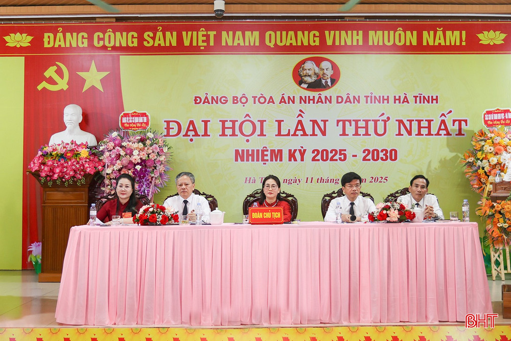 Đoàn Chủ tịch điều hành đại hội. bqbht_br_aimg-0730.jpg