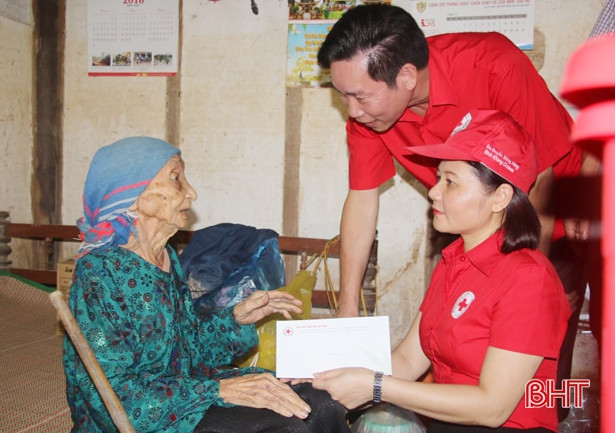 Hội Chữ thập đỏ Việt Nam trao quà cho người dân vùng lũ Hương Khê
