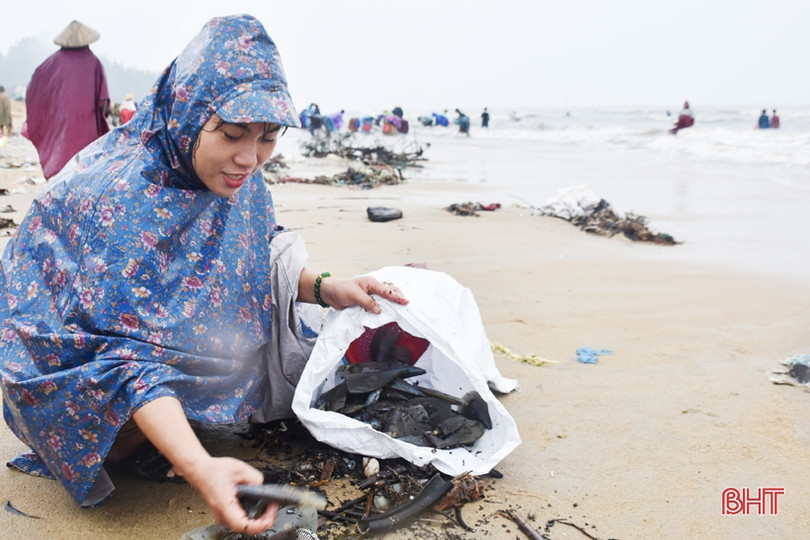 Gần 1 tấn sò vẹm dạt bờ, người dân Cẩm Nhượng thi nhau ra vớt