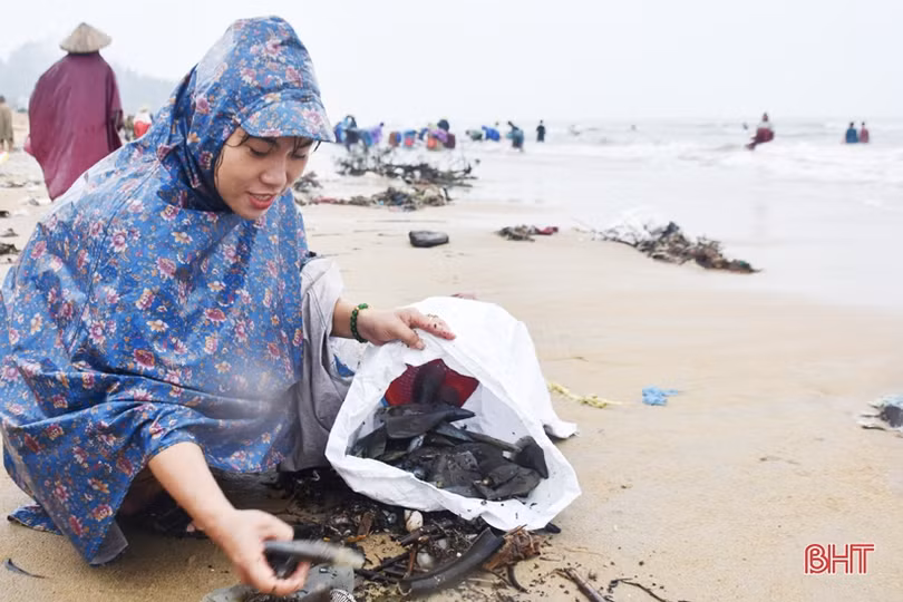 Gần 1 tấn sò vẹm dạt bờ, người dân Cẩm Nhượng thi nhau ra vớt