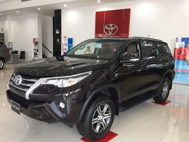 Cả hai phiên bản động cơ diesel và hai phiên bản máy xăng của Fortuner đều được lắp ráp trong nước. Phân khúc SUV tiếp tục giảm giá đến 90 triệu đồng sau tháng cô hồn