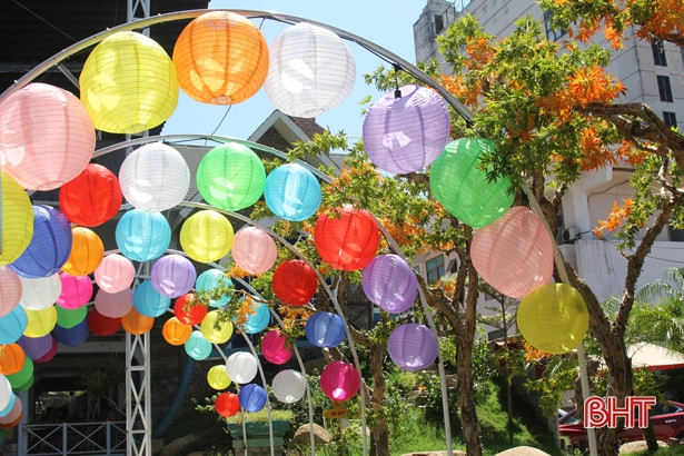 Phố phường Hà Tĩnh chào đón tết Trung thu