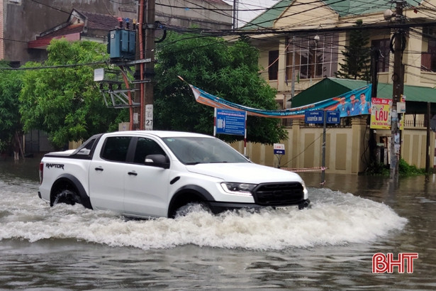 Mưa lớn, nhiều tuyến phố Hà Tĩnh ngập sâu trong nước