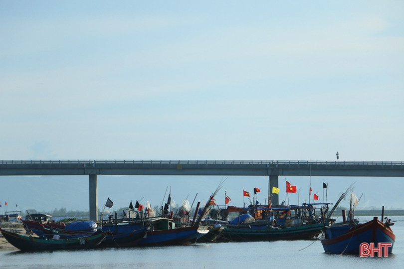 Sau mưa bão, ngư dân Hà Tĩnh lại tất bật chuẩn bị ra khơi