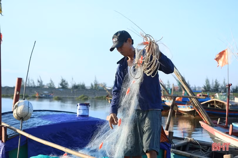 Sau mưa bão, ngư dân Hà Tĩnh lại tất bật chuẩn bị ra khơi