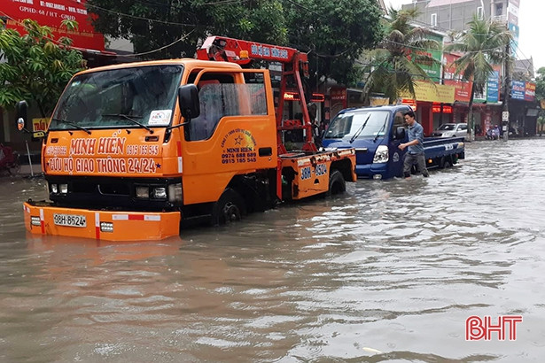 Mưa lớn, nhiều tuyến phố Hà Tĩnh ngập sâu trong nước