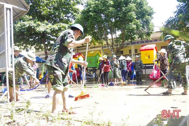 Gần 1.000 cán bộ, chiến sỹ BCH Quân sự Hà Tĩnh giúp nhân dân khắc phục hậu quả sau lũ