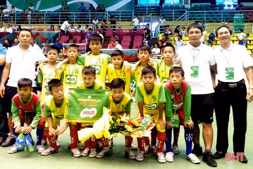 PVF hỗ trợ Hà Tĩnh phát triển bóng đá học đường