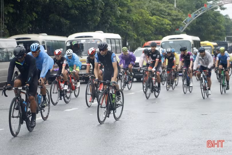 Cua-rơ VTV Cúp Tôn Hoa Sen quyên góp hỗ trợ đồng bào lũ lụt Hà Tĩnh