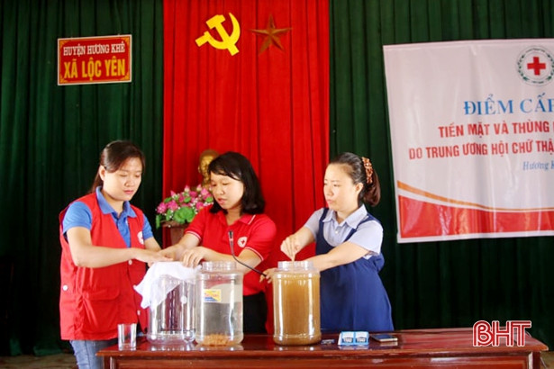 Hội Chữ thập đỏ Việt Nam trao quà cho người dân vùng lũ Hương Khê