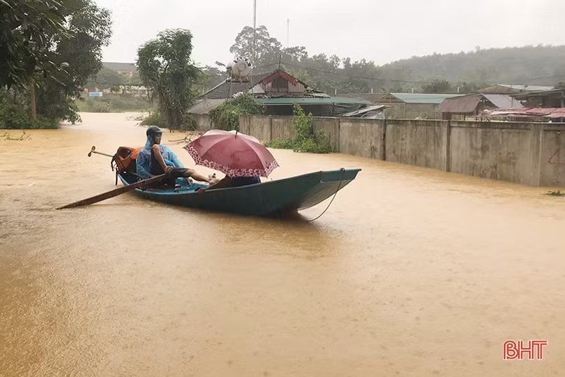 Nước vây tứ phía, người dân Hương Khê tất tưởi ôm đồ chạy lũ