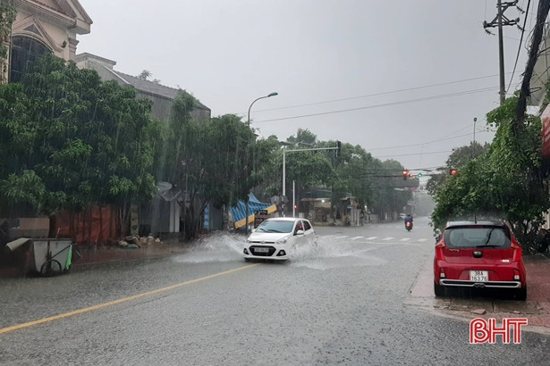 Mưa không ngớt, nhiều tuyến đường ở TP Hà Tĩnh lại ngập sâu