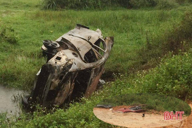 Sau tai nạn, ô tô 5 chỗ cháy rụi bên đường