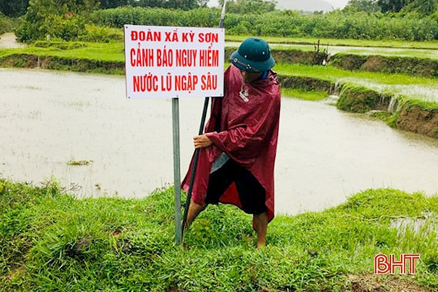 Tuổi trẻ Hà Tĩnh cắm biển cảnh báo ngập lũ, giúp dân gặt lúa