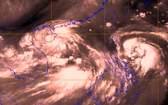 3 áp thấp dồn dập trên biển, miền Trung đối mặt mưa gió dị thường