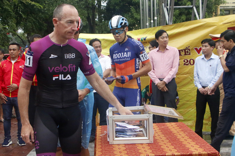 Cua-rơ VTV Cúp Tôn Hoa Sen quyên góp hỗ trợ đồng bào lũ lụt Hà Tĩnh