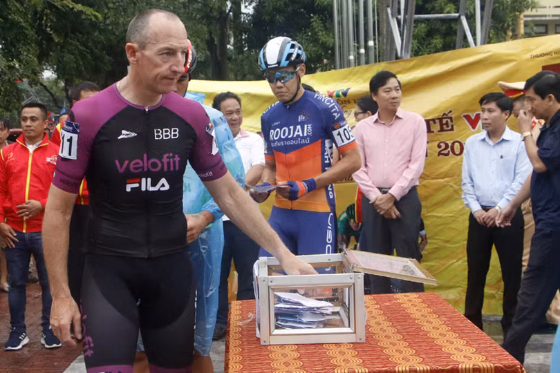 Cua-rơ VTV Cúp Tôn Hoa Sen quyên góp hỗ trợ đồng bào lũ lụt Hà Tĩnh