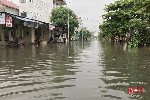 Mưa lớn, nhiều tuyến phố Hà Tĩnh ngập sâu trong nước