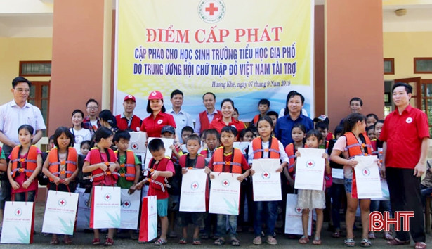 Hội Chữ thập đỏ Việt Nam trao quà cho người dân vùng lũ Hương Khê