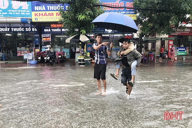 Mưa lớn, nhiều tuyến phố Hà Tĩnh ngập sâu trong nước
