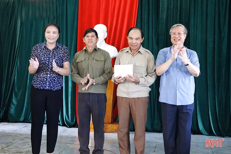 Đồng chí Trần Quốc Vượng kiểm tra công tác khắc phục hậu quả mưa lũ tại Hà Tĩnh