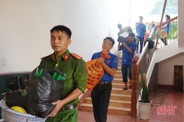 Công an, Huyện đoàn Hương Sơn giúp các trường học dọn dẹp vệ sinh sau lũ