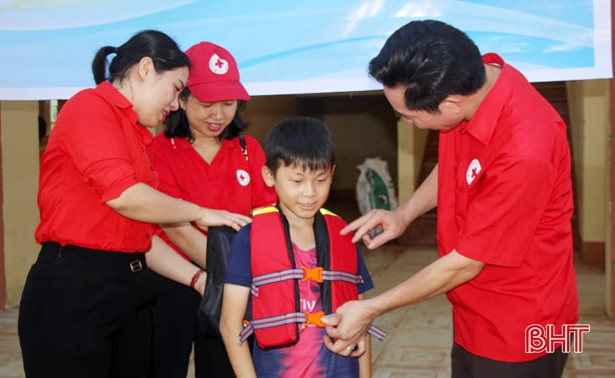 Hội Chữ thập đỏ Việt Nam trao quà cho người dân vùng lũ Hương Khê