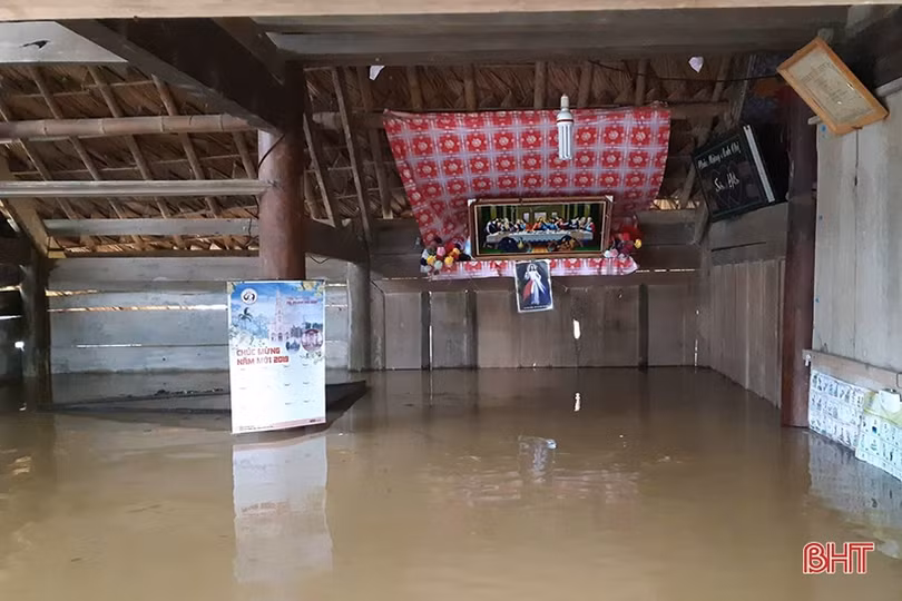 Nước vây tứ phía, người dân Hương Khê tất tưởi ôm đồ chạy lũ