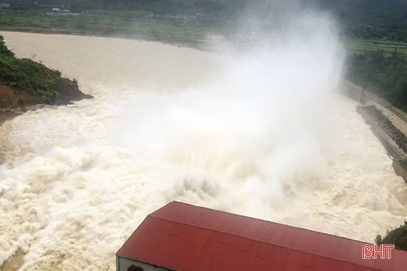 Theo dõi chặt diễn biến mưa lũ, chủ động sơ tán dân vùng nguy cơ xảy ra lũ quét