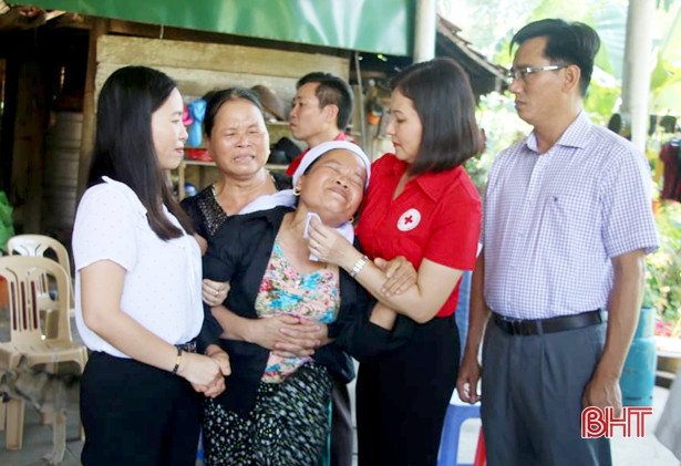Hội Chữ thập đỏ Việt Nam trao quà cho người dân vùng lũ Hương Khê
