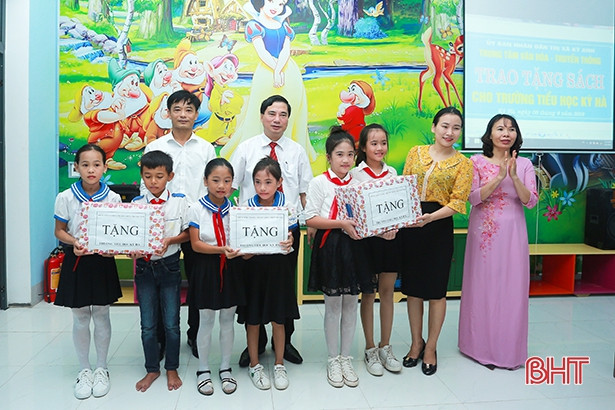 Tặng hơn 500 đầu sách cho trường học ở TX Kỳ Anh nhân dịp khai giảng