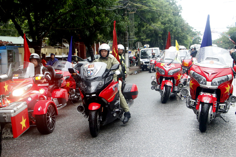 Cua-rơ VTV Cúp Tôn Hoa Sen quyên góp hỗ trợ đồng bào lũ lụt Hà Tĩnh