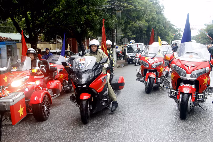 Cua-rơ VTV Cúp Tôn Hoa Sen quyên góp hỗ trợ đồng bào lũ lụt Hà Tĩnh