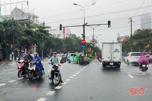 Hãy nghĩ đến người đi đường xung quanh khi lái xe trong mưa lớn