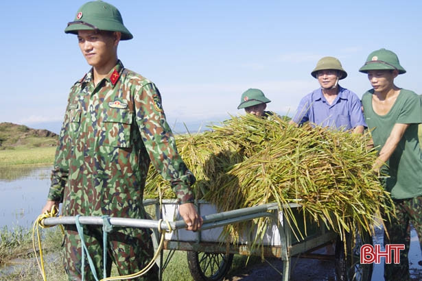 Gần 1.000 cán bộ, chiến sỹ BCH Quân sự Hà Tĩnh giúp nhân dân khắc phục hậu quả sau lũ