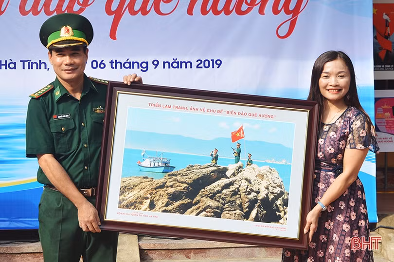 Hà Tĩnh triển lãm 74 tác phẩm tranh, ảnh về “Biển đảo quê hương”