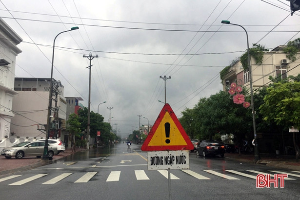 Mưa lớn, nhiều tuyến phố Hà Tĩnh ngập sâu trong nước