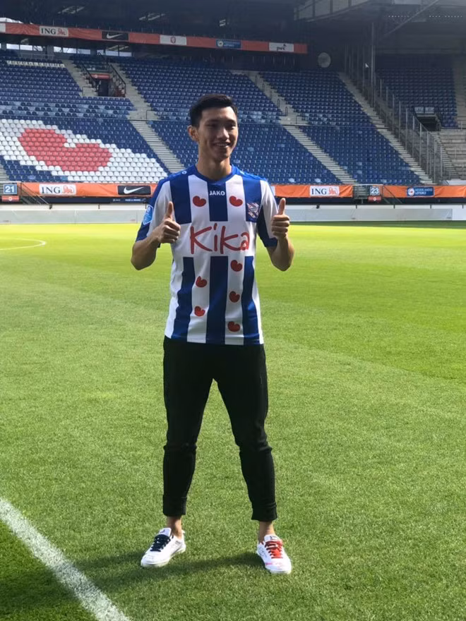Văn Hậu chính thức trở thành tân binh CLB SC Heerenveen với số áo 15