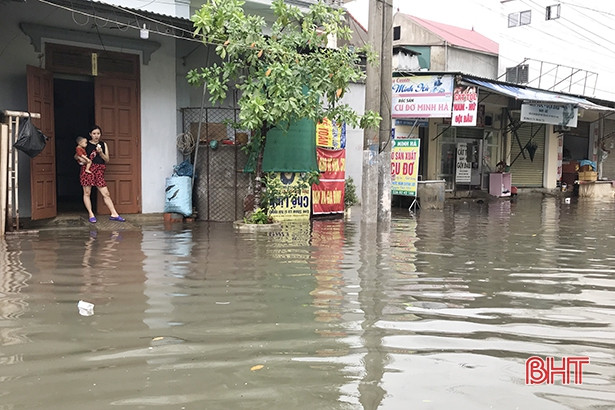 Mưa lớn, nhiều tuyến phố Hà Tĩnh ngập sâu trong nước