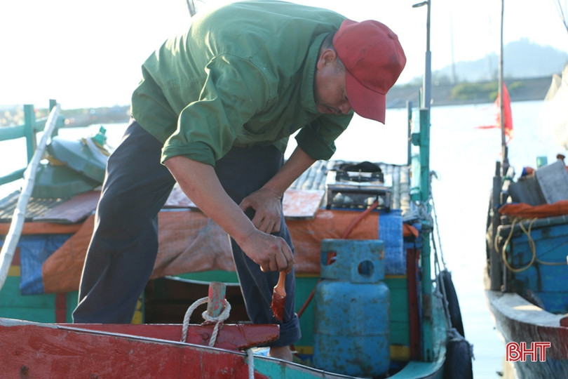 Sau mưa bão, ngư dân Hà Tĩnh lại tất bật chuẩn bị ra khơi