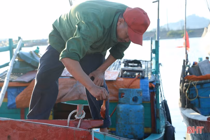 Sau mưa bão, ngư dân Hà Tĩnh lại tất bật chuẩn bị ra khơi