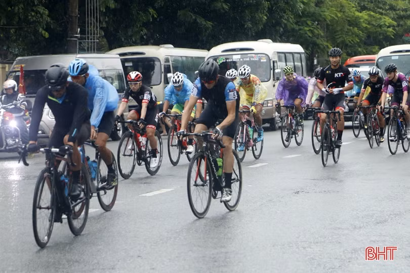 Cua-rơ VTV Cúp Tôn Hoa Sen quyên góp hỗ trợ đồng bào lũ lụt Hà Tĩnh