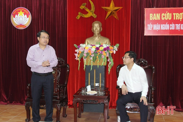 Bưu điện Việt Nam trao 500 triệu đồng hỗ trợ người dân vùng lũ Hà Tĩnh