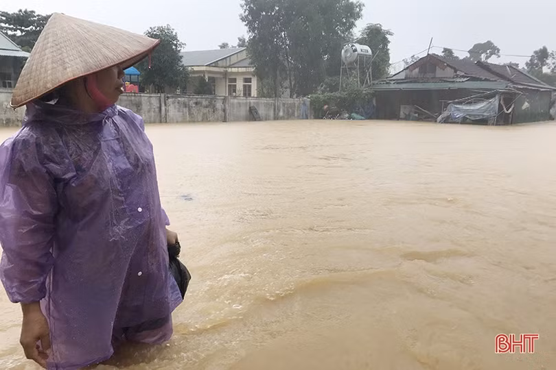 Nước vây tứ phía, người dân Hương Khê tất tưởi ôm đồ chạy lũ