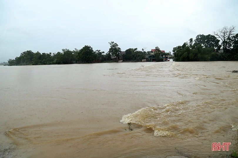 Mưa kết hợp thủy điện xả lũ, nước sông Ngàn Phố vùng hạ Hương Sơn dâng nhanh