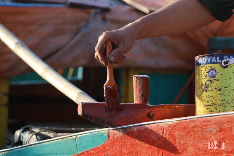 Sau mưa bão, ngư dân Hà Tĩnh lại tất bật chuẩn bị ra khơi