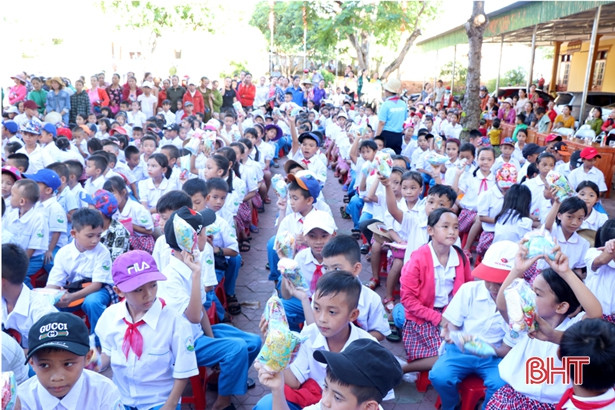 Các em nhỏ 4 xã miền núi Kỳ Anh vui trung thu nâng bước tới trường