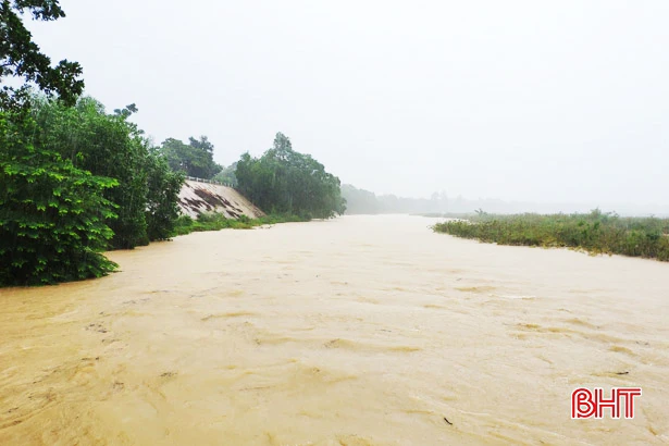Hà Tĩnh mưa dồn dập, lũ sông lên nhanh, Thủy điện Hố Hô xả tràn